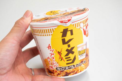 【新発売!】カップヌードルカレー味の「カレーメシ」が初めてなのに懐かしい味だぞ!