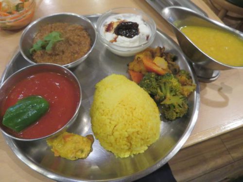 カレー専門店「シバ」(千葉・稲毛)で「ジンジャーキーマ・ターリ」