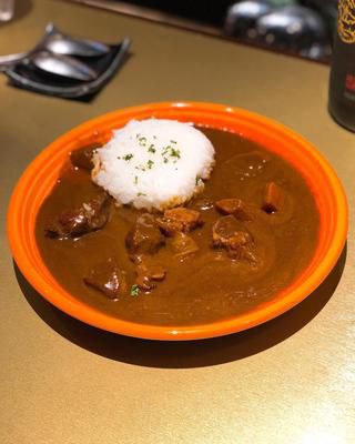 そういえば、昨日の深夜、はなわさんプロデュースの六本木『Bar稽古場』も行ったんだよな。 ここの佐賀牛のカレーが超絶旨〜い! #bar稽古場 #はなわ #六本木深夜食堂 #具義カレー2019