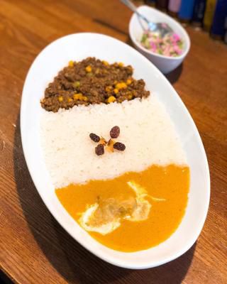 ランチカで、中目黒『VOVO』で、コンビネーションカレー(バターチキンカレー&ドライカレー)ライス少なめ。 めちゃくちゃ旨い!!!!! 中目黒のカレーで一番好きかも! 『GHEE』系のカレーで、夜はバーの店を間借りして昨年中目黒にオープンし...
