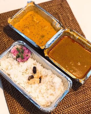 ランチカで、Uber Eats で『CURRY UP』のバターチキンカレーとシュリンプレッドカレー。 旨〜い!!! 『CURRY UP』が、Uber Eatsで頼めるなんて、嬉しすぎる!!! パッケージも良いね〜! #curryup #u...