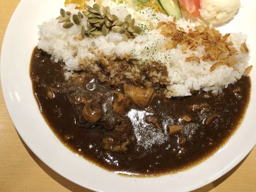 『Grill&Kitchen かぼちゃの馬車』~ふわっと後味に花椒の響き!!本町洋食居酒屋の独自性欧風カレー☆~
