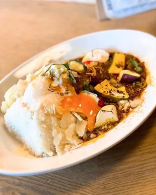 無性に美味しいカレーが食べたくなって、 ランチカで、気になっていた目黒『LAND』。 14:08に並び、15:10に着皿。 14:40に、sold outになってました。 「チキンカレー」に温泉卵とチーズと季節の野菜トッピング。 めちゃ...