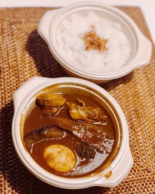 家に帰ってきて、無性にカレーが食べたくなって、Uber Eats で下北沢『茄子おやじ』のスペシャルカレー。 美味しかった〜!!! #茄子おやじ #下北沢カレー #ubereats