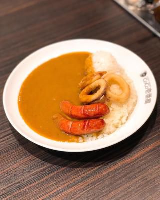 ランチカで、『CoCo壱番屋』で「 CoCo de オフカレー」の "イカ & ソーセージ" 3辛。 ライス代わりにカリフラワーが120g、ライスがほんのちょっと30g入ってるのが嬉しい。 ダイエットしたいけど、ココイチのカレーの味を欲してる時に...