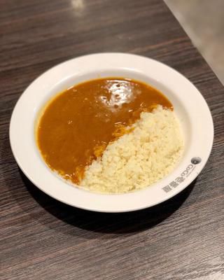 ランチカで、『CoCo壱番屋』で今日からの「低糖質カレー」。 今までは、カリフラワーが120gでライスが30g入っていた「CoCo de オフカレー」が名前も「低糖質カレー」に代わってライスが完全に無くなってカリフラワーが180gになったので、...
