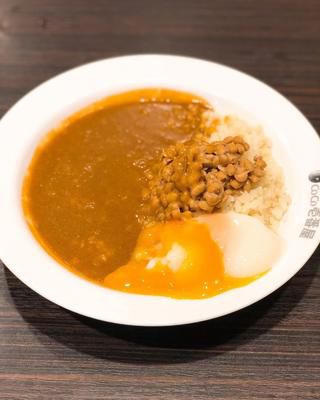 ランチカで、『CoCo壱番屋』でライスの代わりにカリフラワーの「低糖質カレー」3辛(277kcal)に、半熟タマゴと納豆トッピング。 旨いな〜! この組み合わせいいな〜! 助かるな〜! #CoCo壱番屋 #CoCo壱 #ココイチ #co...
