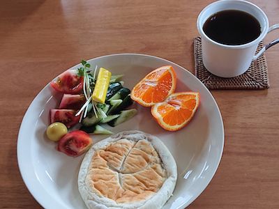 ぺったらこいカレーパンをちぎる(あさねぼうのベッカライ)