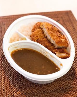 ランチカで、Uber Eatsで、渋谷『上等カレー』のとんかつカレー。 店で食べるとんかつのサクサク感は少ないけど、やっぱり美味しい! ピクルスの追加もできればいいのに! #上等カレー #ubereats #具義カレー2019