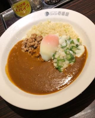 ランチカで、『CoCo壱番屋』でライスの代わりにカリフラワーの「低糖質カレー」3辛(277kcal)に、半熟タマゴと納豆とオクラトッピング。 この味と食感、たまに無性に食べたくなる。 この組み合わせ、最高〜! #CoCo壱番屋 #Co...