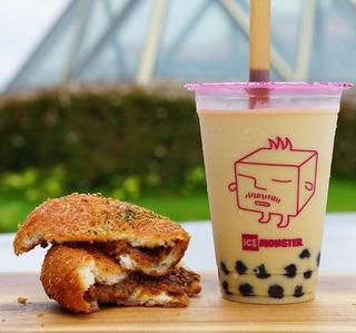 スパイシーなカレーパンとタピオカミルクティーのマリアージュに、フォーリンラブ!現在、京...