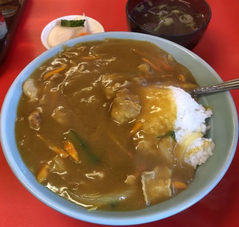 上中里「百亀楼」美味しい中華カレー。サービスでの餃子と野菜炒めとは気前良すぎだ。