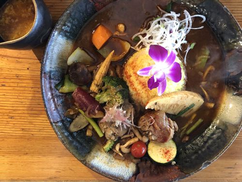 『スープカレーなっぱ』~中華テイストとのミクスチャー!!大阪スープカレーのエースが生み出す天衣無縫の新作登場☆~