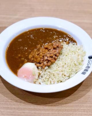 ファスティング回復食、5食目。 ランチカで、最近中目黒にオープンした『CoCo壱番屋』でライスの代わりにカリフラワーの「低糖質カレー」1辛(277kcal)に、半熟タマゴと納豆トッピングと、オニオン&コールスローサラダ。 すごーくよく混ぜ...