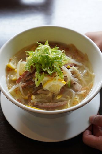 お昼は【杏仁荘】で週替わりのレモン叉焼麺。【杏仁荘】も参加する『カレー店のでないカレーフェス』まであと3週間。