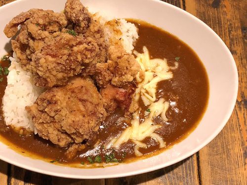 『TWO SAM’S UP』~圧倒的ボリューム!!淡路町食堂BARの秀逸カレーランチ☆~