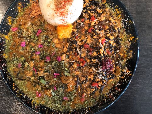 『spiceカレーfam』~その所業は小宇宙!!味&ヴィジュアルに拘る京都スパイスカレーの超新星現る☆~