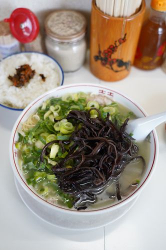 昼は【住吉亭】でネギたっぷりの豚骨ラーメン。今夜は『カレバカラジオ』に『カレー店のでないカレーフェス』主催者とうちの長女がゲストに登場しま~す。