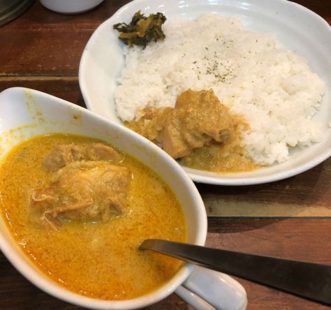 御徒町「ラッフルズカリー」店一番人気の南インド風チキンカレーを食す。