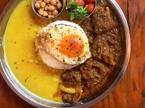 『サケトメシ』~居酒屋カレーの新境地!!現地さながらの本格ミャンマープレート☆~
