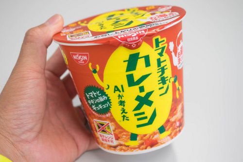 【新商品】AIが作ったカップ飯!「日清トマトチキンカレーメシ AIが考えた」が癖になるほど美味いぞ!