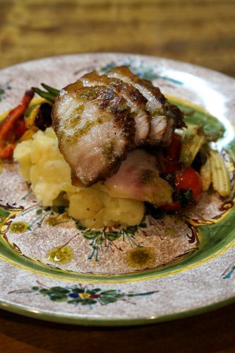 夜は「Telas & mico」でロンドン風カレーや肉やら。昼は「やっちゃんち」でカレー味らぁめん。