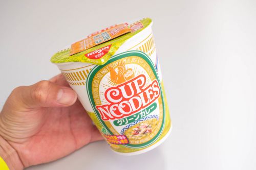 カップヌードル新商品!グリーンカレーが思った以上に本格的で美味しいぞ!
