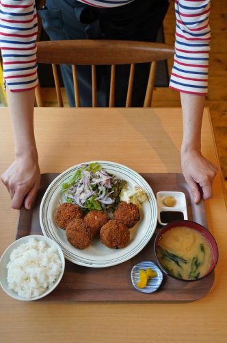 再開【かえる食堂 蓮】でメンチカツ定食からの【マスカル珈琲】。夜は【ざいとん】で限定麺からの【Banx River】。昨夜は【ラ・シゴーニュ】で限定カレーからの『カレバカラジオ』。