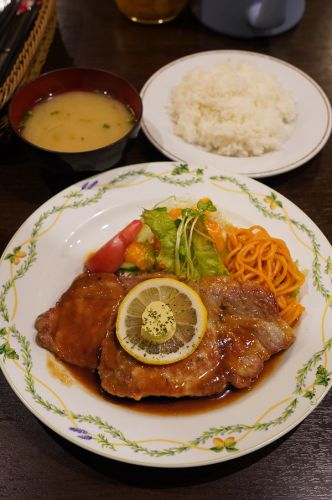 夜に【洋風食堂 枝】でポークジンジャーランチ。昼は【カレーとお酒 banyan】。昨夜はライブの後に【屋台のロータス】で晩ご飯。