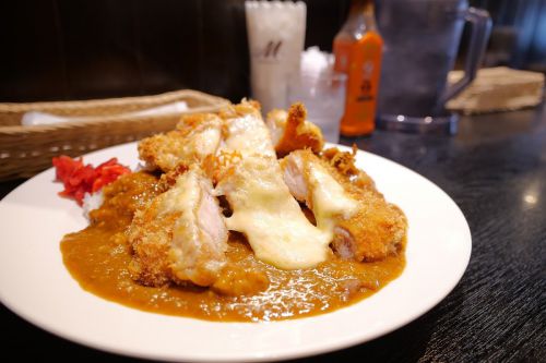ライスが余るほどのチキンカツに、豚汁まで付いてくる、ボリューム満点のカツカレー。