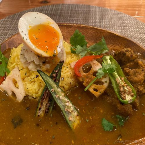 福岡県 福岡市・大名にある間借りカレー「中村屋」でスパイシーなチキンカレーを食べてきました。