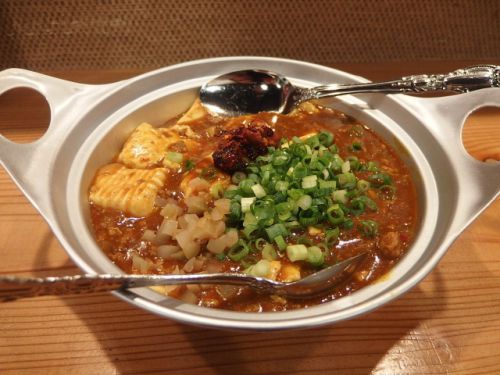 禁煙立呑みゼファー食堂@神戸・東川崎交差点角「本日12時にラジオ関西の谷五郎の笑って暮らそう!で当店のスパイスカレー麻婆豆腐をご紹介していただきます!」