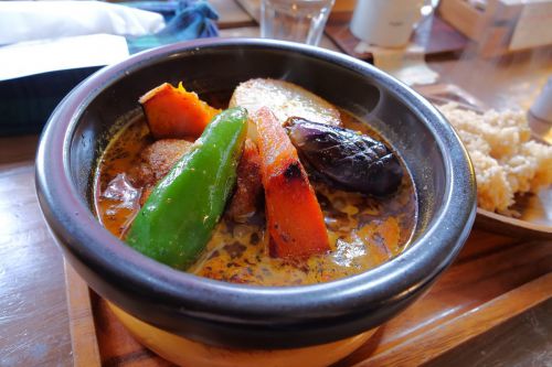 自然食へのこだわり。土鍋スープカレーは、野菜の美味しさが染み渡る味でした。