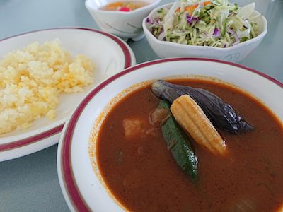席とカレーの周囲10m