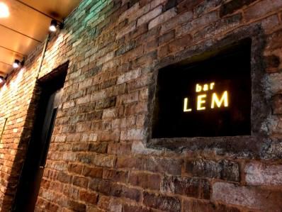 映画美術の巨匠、種田陽平氏が手掛ける並行世界で深夜カレー。「bar LEM」(麻布十番)