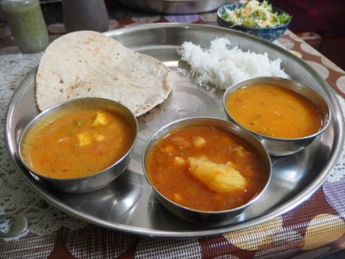 クスム本場家庭料理@ハンター坂・北野「サモサにカレーにチャパティーが何気に食べ放題でめっさ美味いねん!」