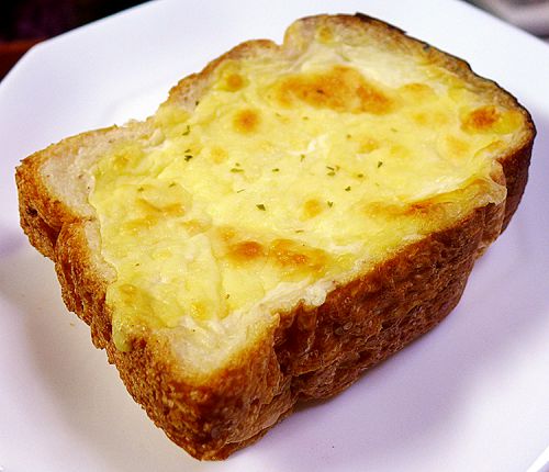 ブーランジェリーヒロ ヨーロッパ調のベーカリーカフェです パンもケーキも(広島市中区白島)