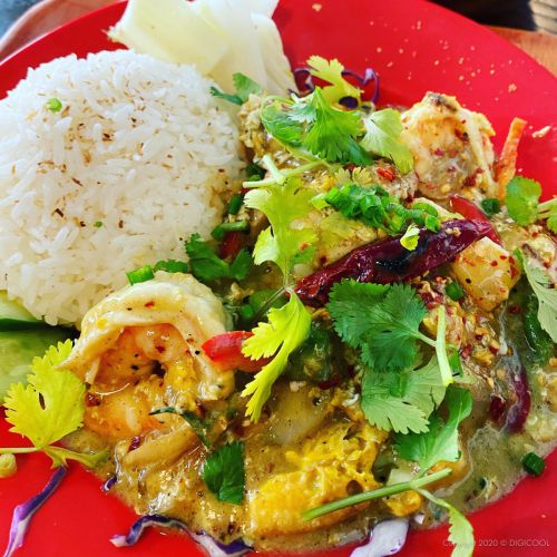 沖縄市・久々の「ソムチャイ」でサッパリ辛いクーンパッポンカリーを食べてきた。