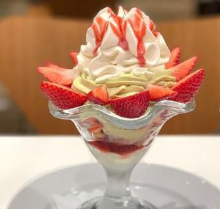 行列食パン専門店の元祖セントル ザ・ベーカリーの季節限定メニューのパフェ!いちごパフェ...