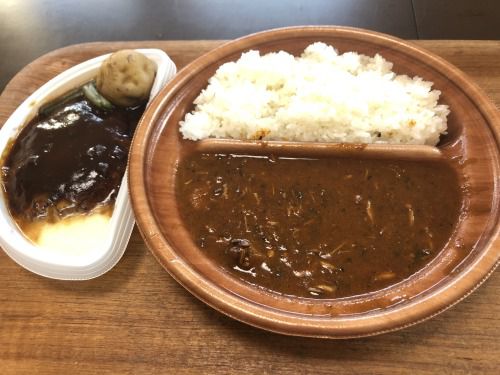 【2019一年分まとめUP】
セブンのハンバーグ弁当に牛スジカレーを。