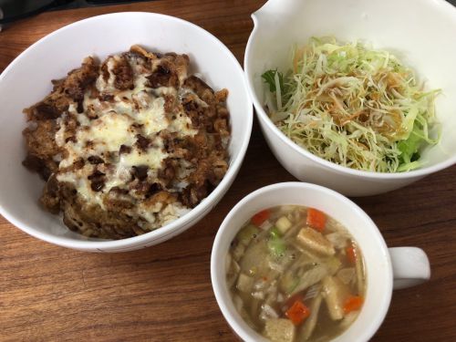 【2018年載せ忘れUP】焼きチーズカレー牛丼と豚汁とサラダ
