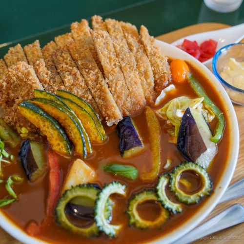 浦添市・スープカレーの店「Hally’s Cafe」で野菜たっぷりなカツカレーを食べてきた。