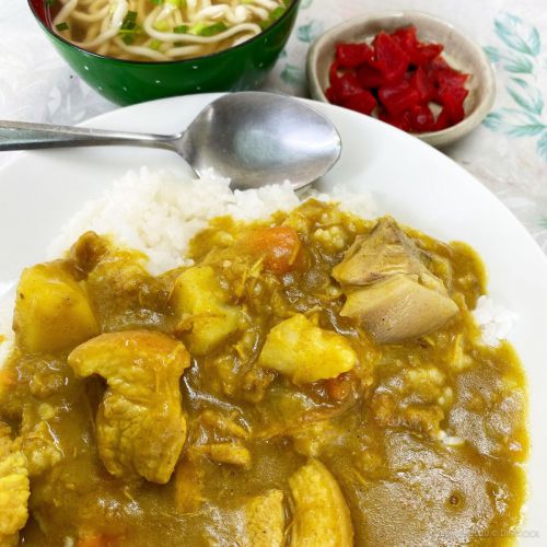 沖縄市・「平和食堂」の黄色いカレーは煮込み系ってジャンルかな?