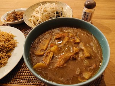 こんな日は昨日よりたっぷりの根菜カレー