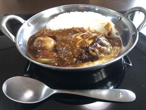余り野菜カレーと市販の鉄板焼風ハンバーグとチーズと