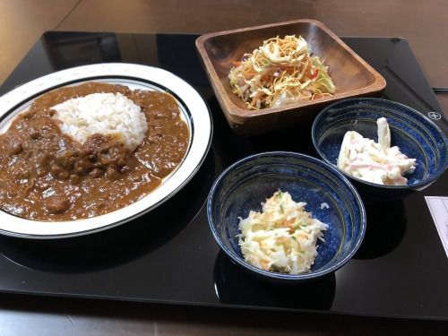 ビーフカレーと余り惣菜とサラダ