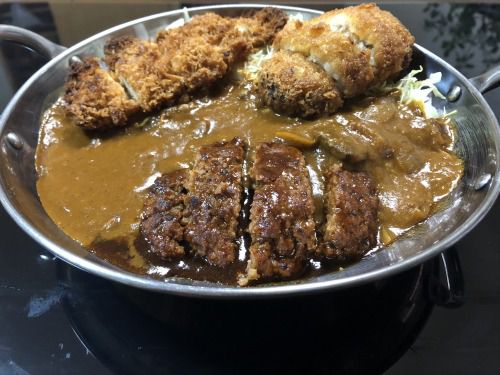 ココイチのカレーをアレンジしたやつとかつ庵弁当買ったときの余りカツと昨年末に作って冷凍してあったハンバーグといういわゆるわんぱく盛...