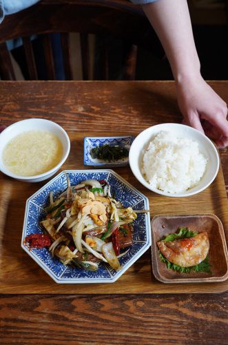 お昼は【杏仁荘】で牛ロースのスタミナ炒め定食からの【マスカル珈琲】。今夜木曜日22時からは『カレバカラジオ』、明日は【カレバカカレー】よろしくお願いします。