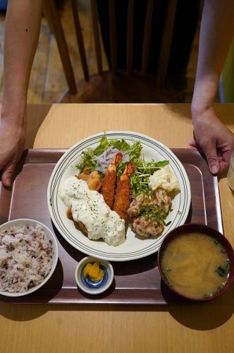 お昼に【かえる食堂 蓮】で海老フライとチキン南蛮と鶏辛マヨの定食。夜は【クボカリー】で夜限定のマトンキーマ。