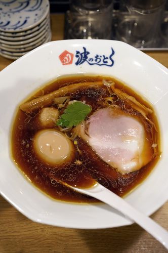 夜に新店【麺屋 波のおと】で醤油らーめん。昼は【カレバカカレー】からの【Basking Coffee】。